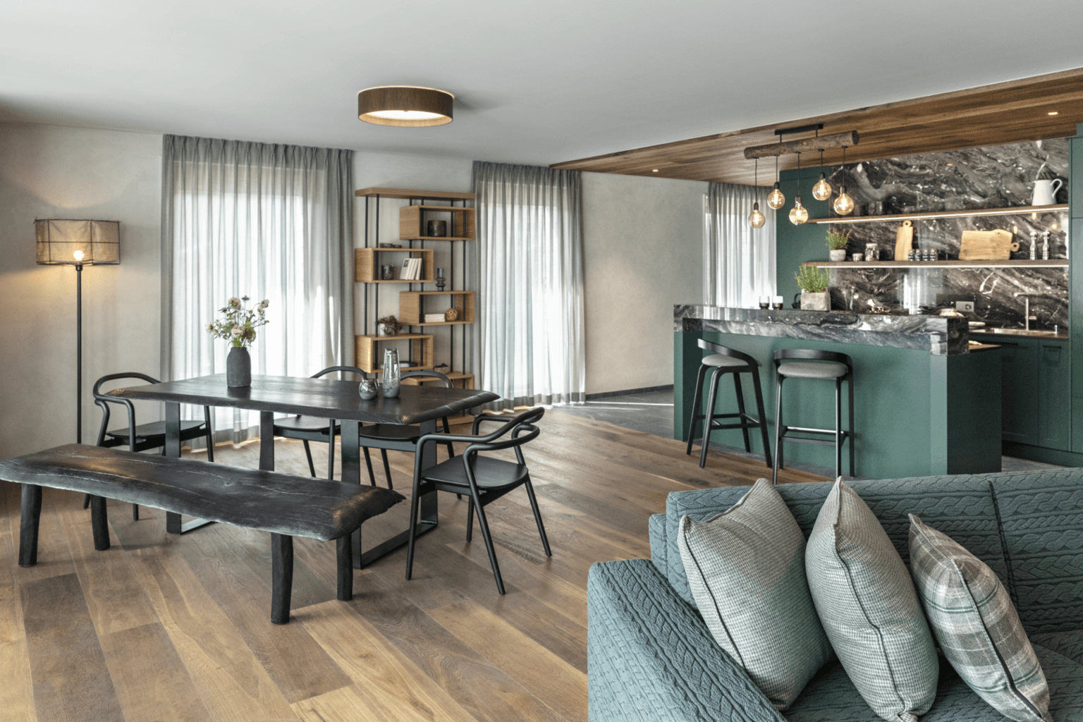 salon w hotelu z niebieską kanapą