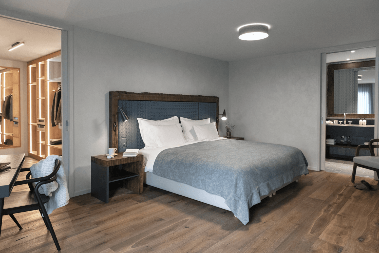 szare łózko w pokoju hotelowym