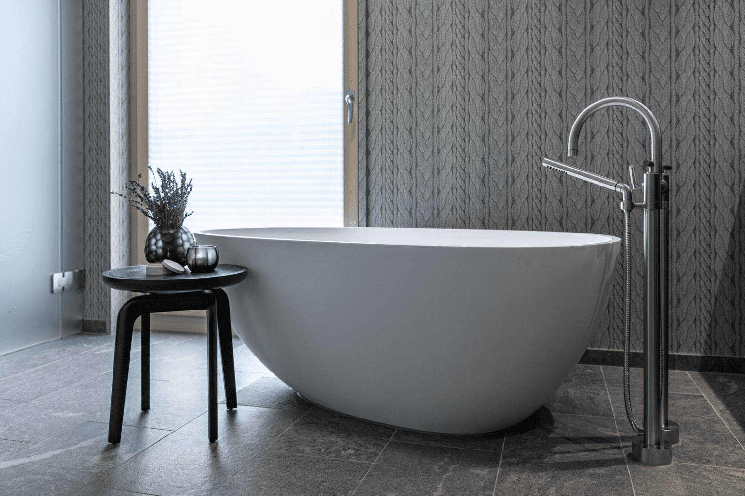 biała wanna w pokoju hotelowym