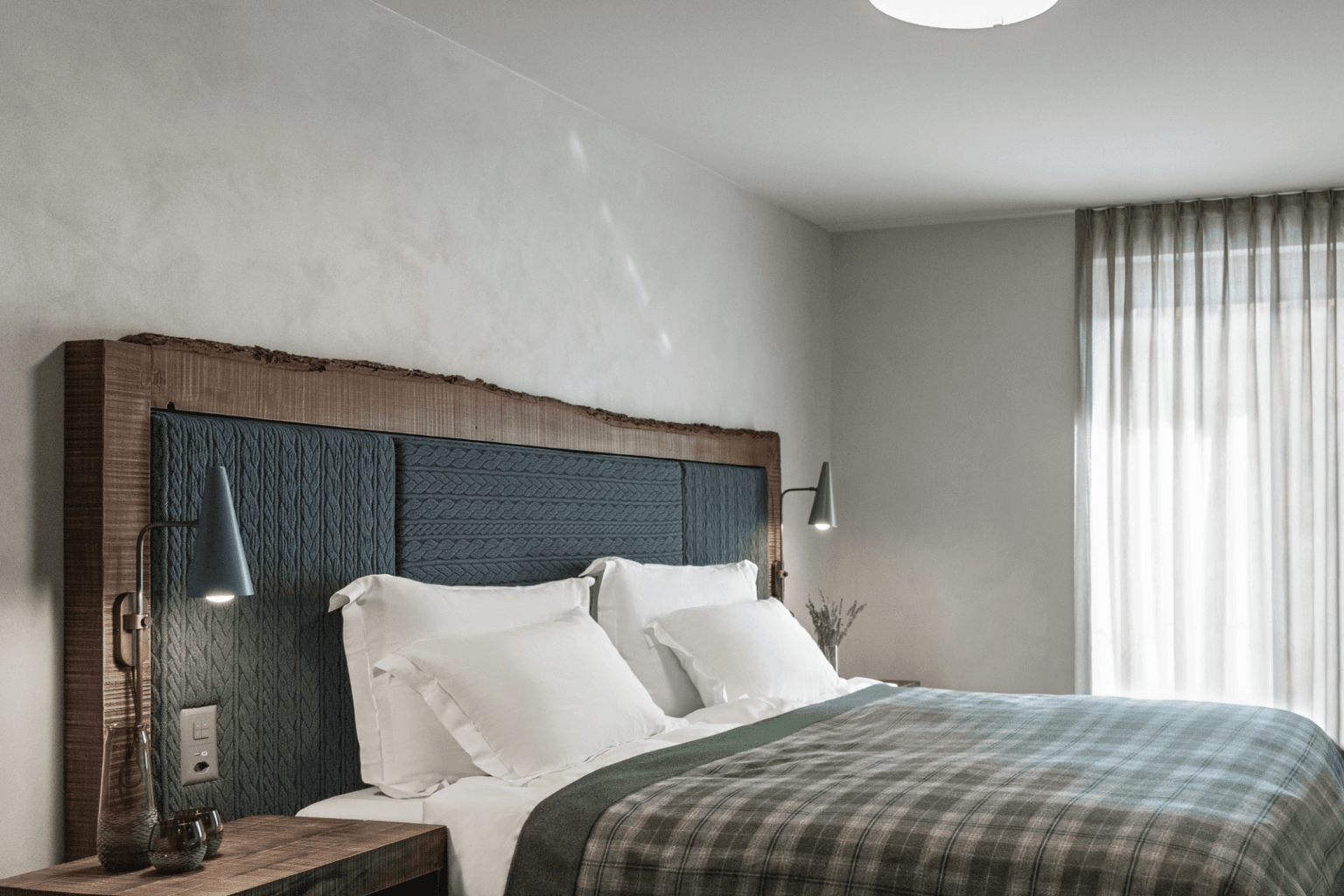 szare łózko w pokoju hotelowym