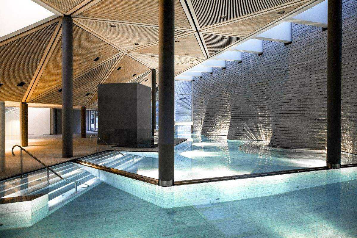 zdjęcie przedstawia basen w Tschuggen-Grand-Hotel-