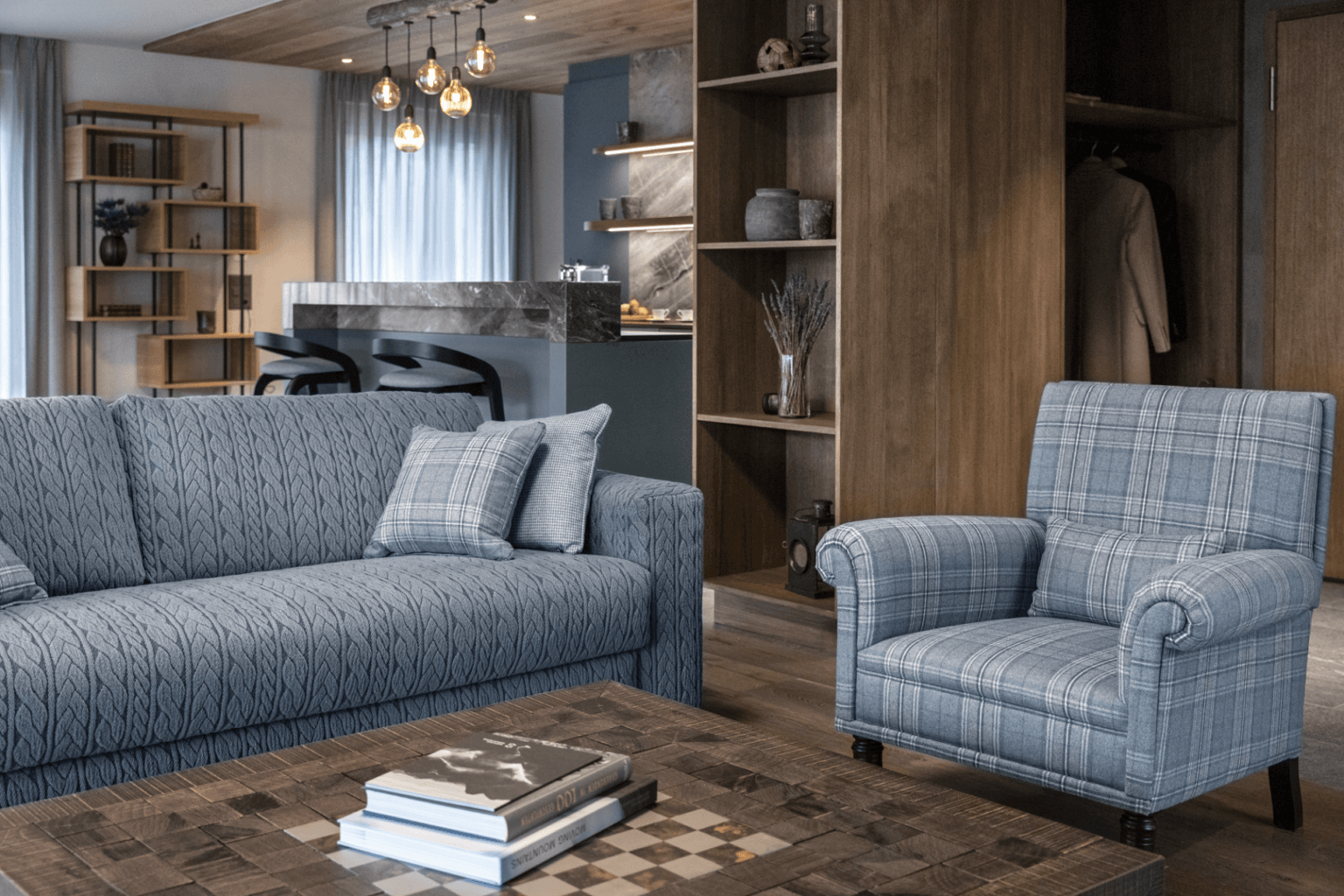 szara kanapa w pokoju hotelowym