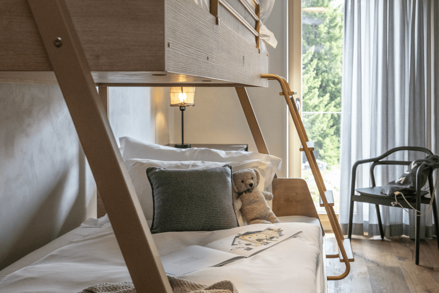 szare łózko w pokoju hotelowym