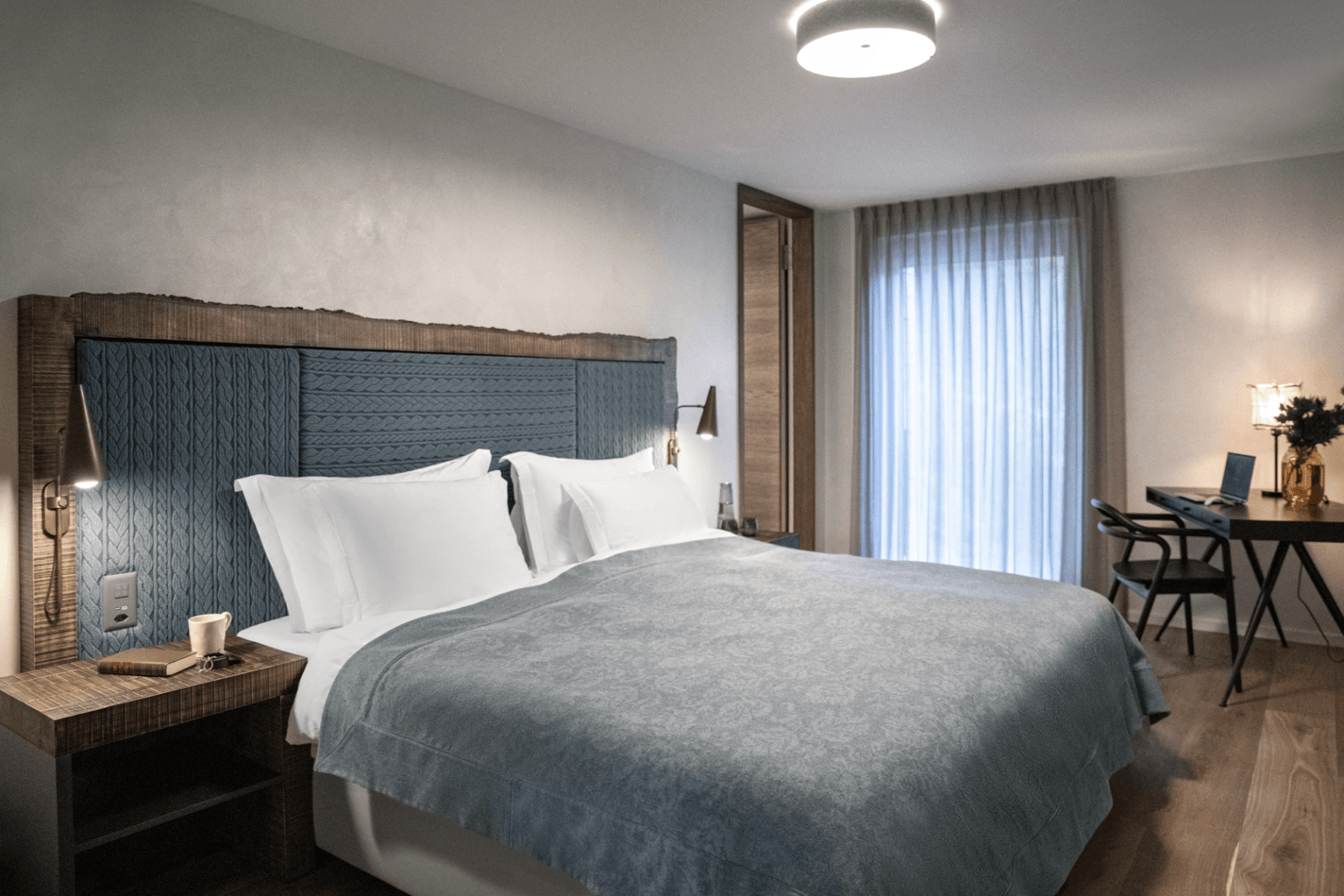 szare łózko w pokoju hotelowym