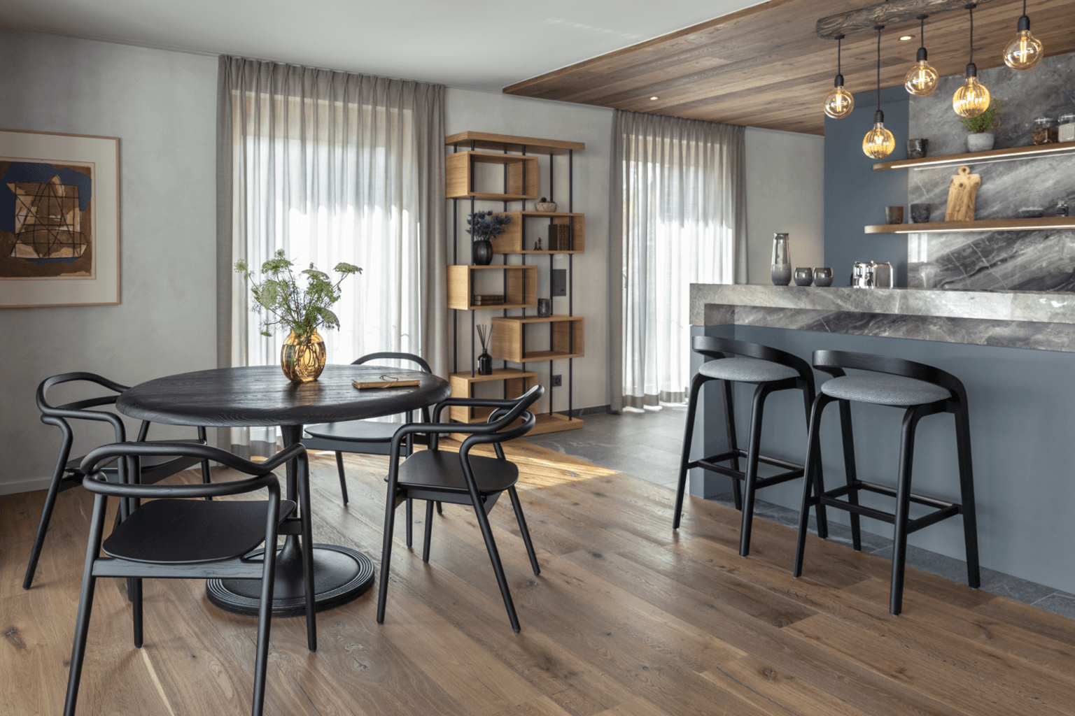 krzesła i stół w pokoju hotelowym