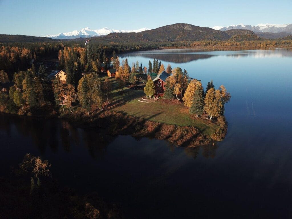 Tordrillo Mountain Lodge,Wakacje w hotelu Tordrillo Mountain Lodge to najbardziej górzyste tereny i krajobrazy na Alasce,Hotel polecany jest na wczasy zarówno w okresie letnim jak i zimowym