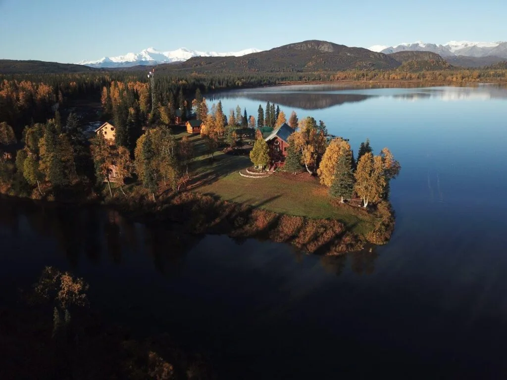Tordrillo Mountain Lodge, Holidays at the Tordrillo Mountain Lodge are the most mountainous areas and landscapes in Alaska. The hotel is recommended for holidays in both summer and winter.