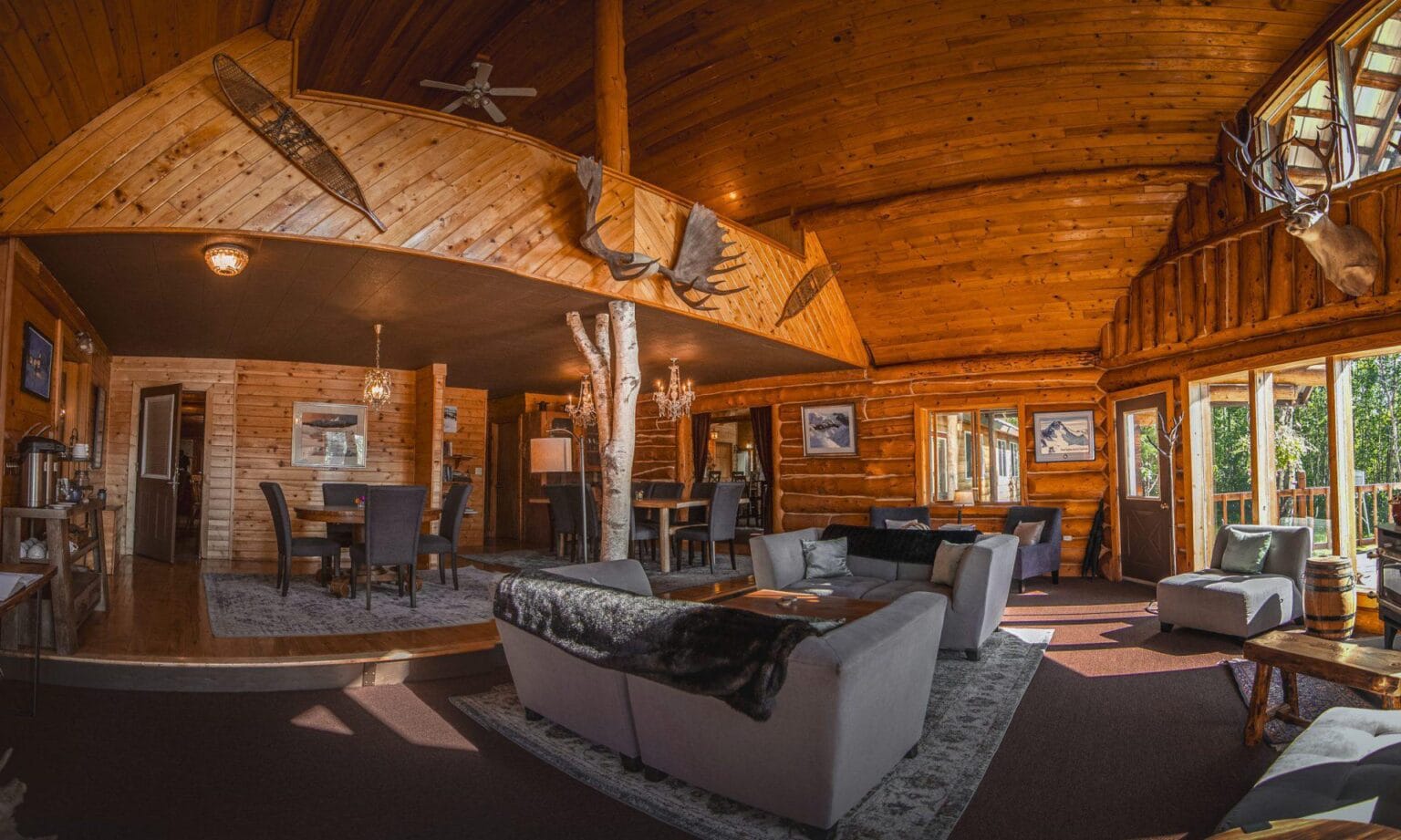 lodge z luksusowym i przestronnym salonem Winterlake Lodge by Within the Wild
