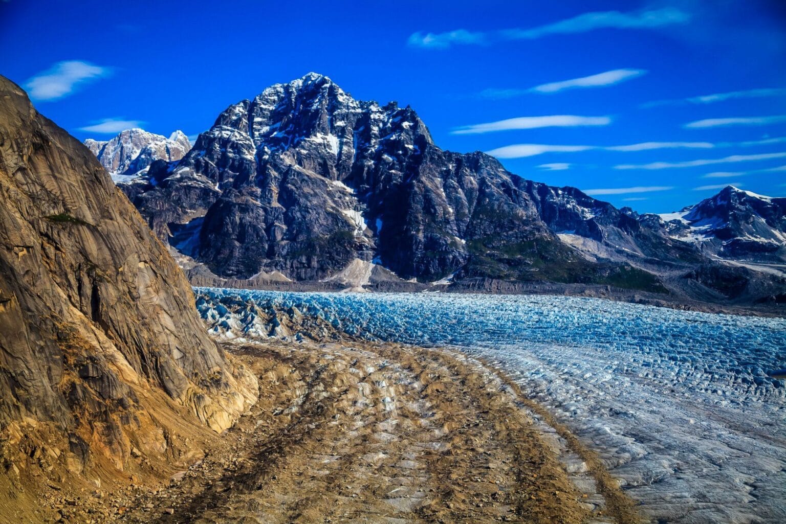 jezioro i góry Winterlake Lodge by Within the Wild