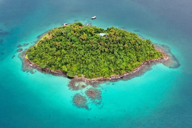 TYPES OF LUXURY TRAVELS,Luxury expeditions,Luxury skiing trips,skiing trips,Private island vacations,Cruises and expeditions,Luxury train travel,Plane and helicopter rentals,honeymoons