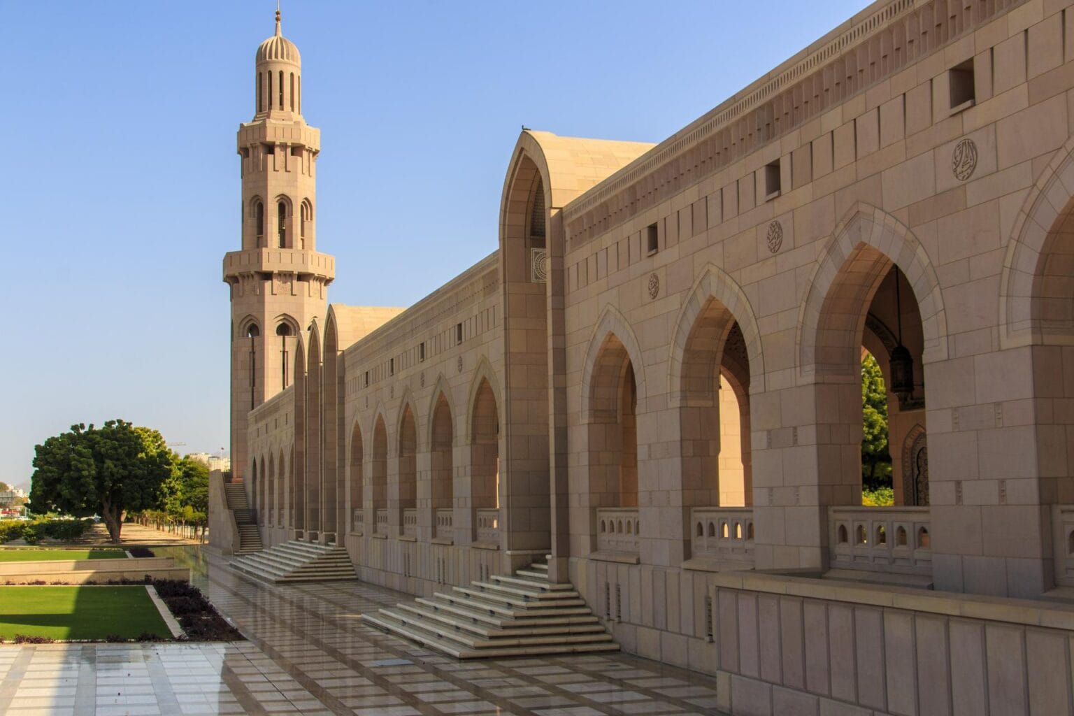 sultan-qaboos-grand-mosque-2606150.jpg