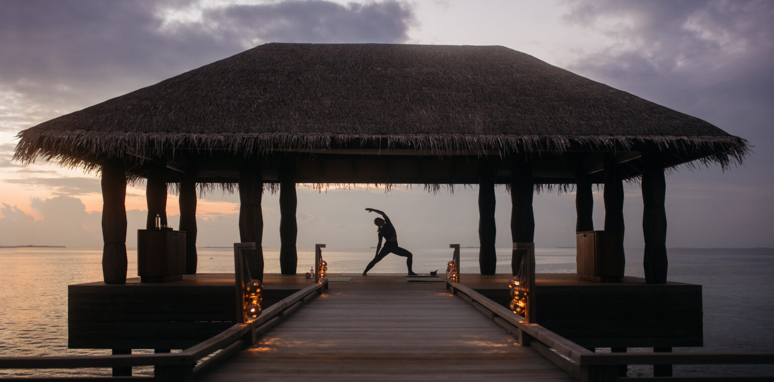 йога в розкішному туристичному місці