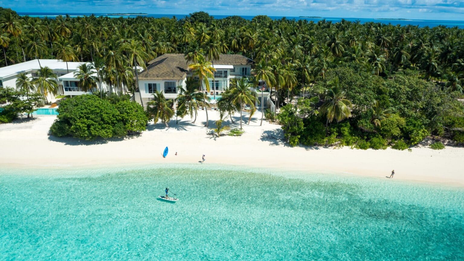 Wakacje na Malediwach - tropikalny raj,Conrad Maldives Rangali Island,Regis Vommuli,Anantara Kihavah,Soneva Jani,Velaa Private Island,Cheval Blanc Randheli Malediwy,Emerald Maldives Resort & SPA – deluxe All Inclusive,Joali Maldives,Finolhu,Amilla Resort & Residences,Najlepszych Luksusowych Hoteli na Malediwach,Wycieczki w tropiki,Sprawdź rekomendacje biura CARTER® - TOP 12 najlepszych luksusowych hoteli na Malediwach:,Sprawdź rekomendacje biura CARTER® - TOP 12 najlepszych luksusowych hoteli na Malediwach w sezonie 2025/2026: