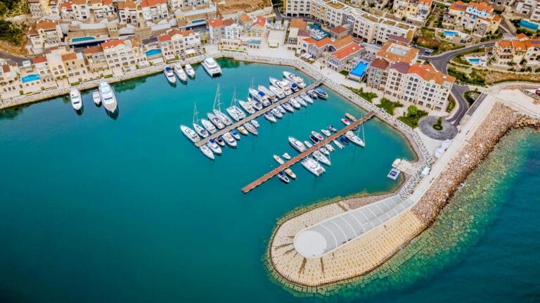 Czarnogóra - co warto zwiedzić w sezonie wakacyjnym w 2025?,Wakacje w Podgoricy,Wakacje w Podgoricy - stolicy Czarnogóry w 2025 roku,Co warto zwiedzić w Pogoricy?,Czy Czarnogóra to dobre miejsce na ekskluzywne wczasy w sezonie Lato 2025?,ekskluzywne wczasy w sezonie Lato 2025,Poznaj ofertę wybraną przez CARTER na wakacje 2025 w Czarnogórze