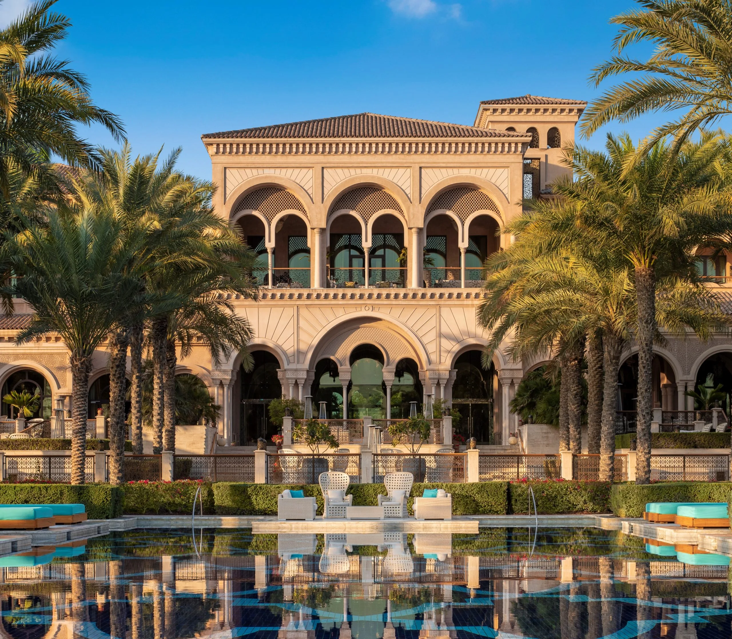 Вилла One&Only The Palm на берегу моря. Вид спереди, в окружении пальм. 