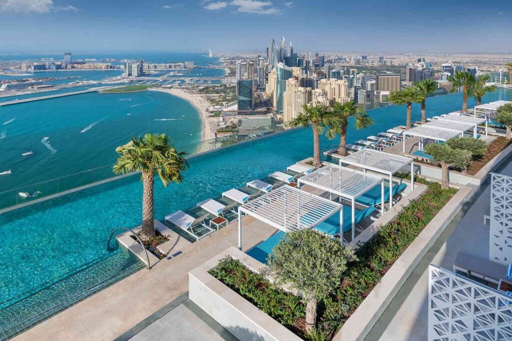 Address Beach Resort wakacje w Dubaju CARTER widok na infinity pool i panoramę Dubaju
