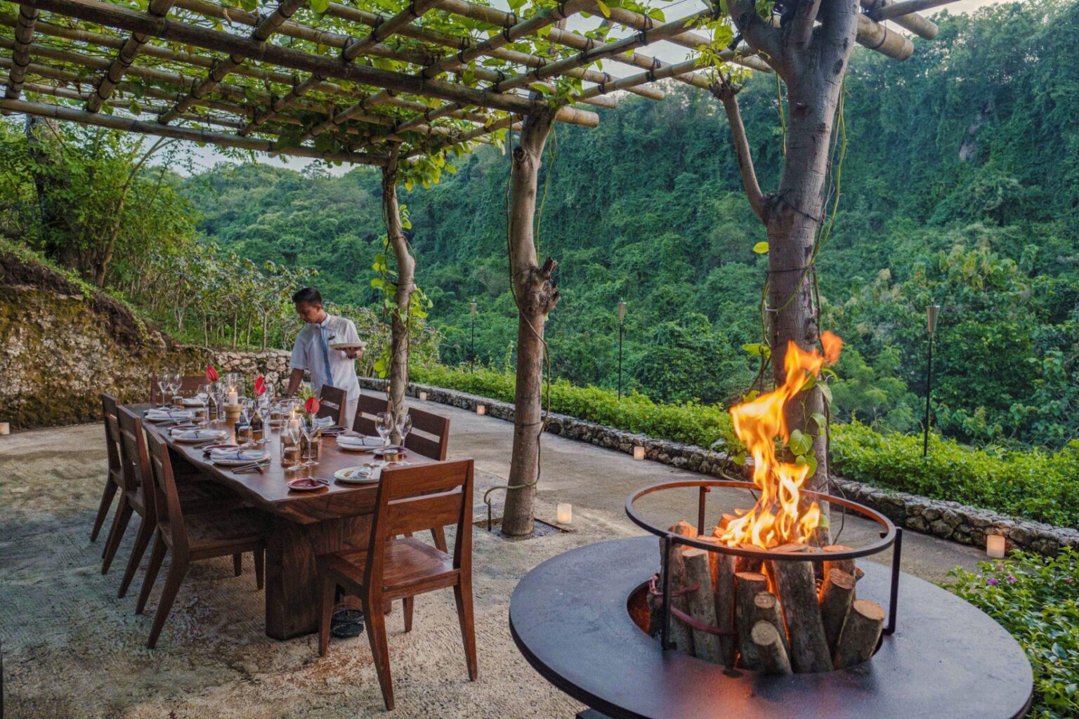 palenisko na tle przyrody, restauracja z widokiem na las