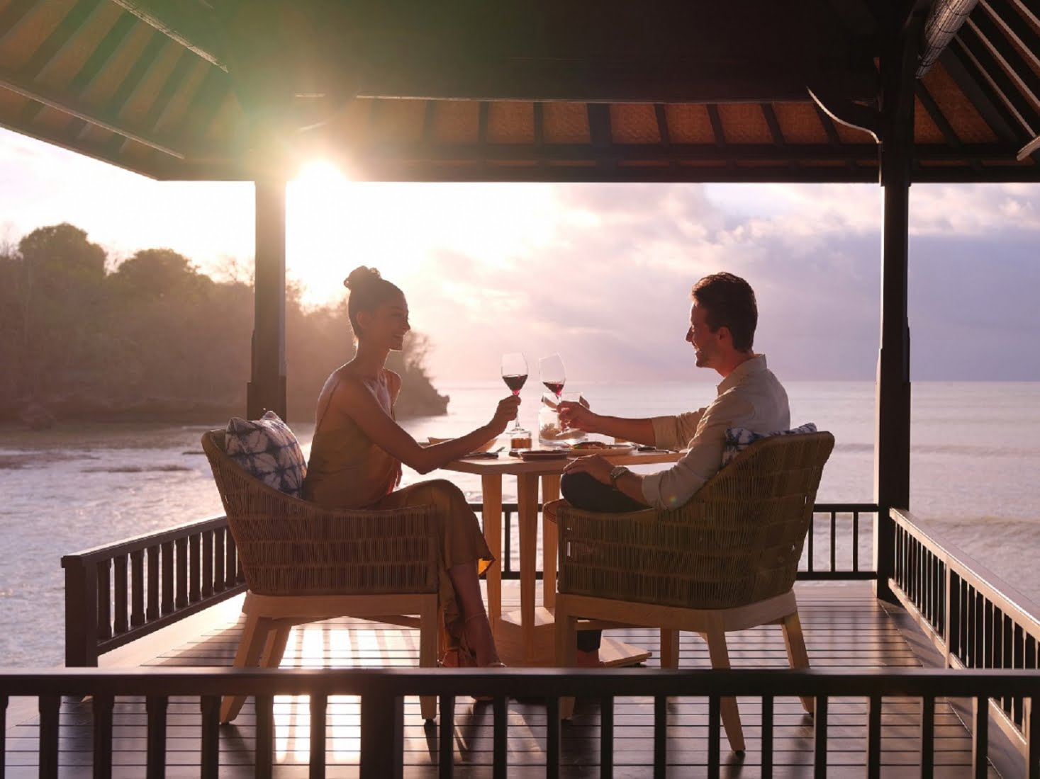 dwoje ludzi przy zachodzie słońca podczas romantycznej kolacji