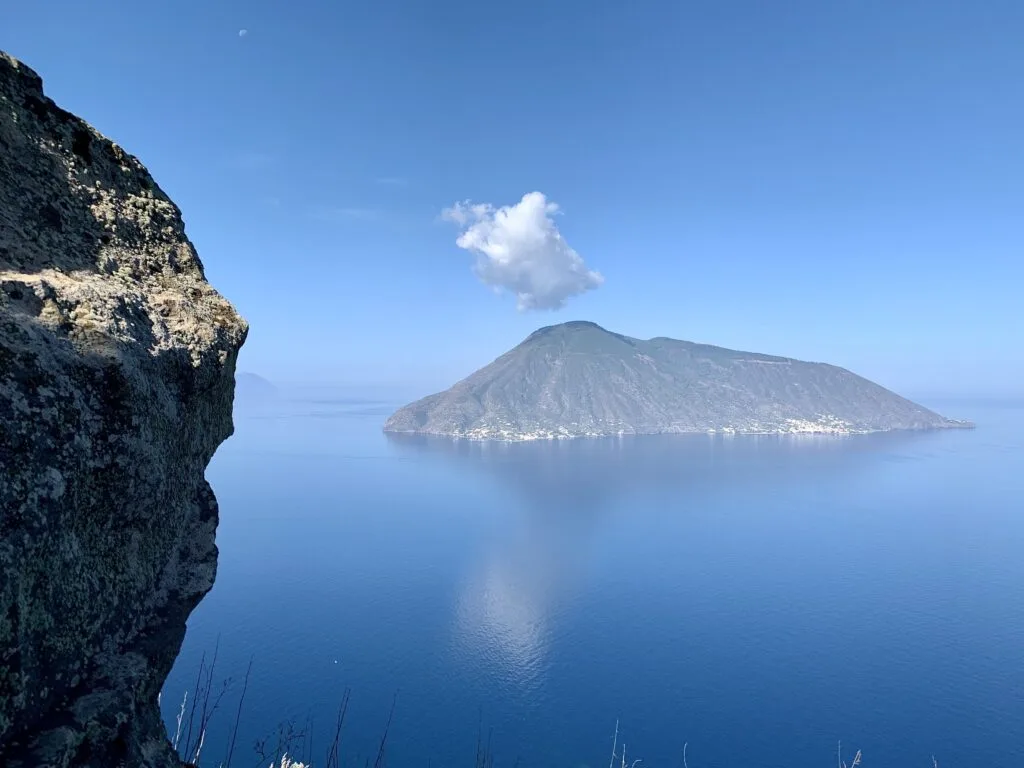 живописный вид на море, горы на фоне голубого неба