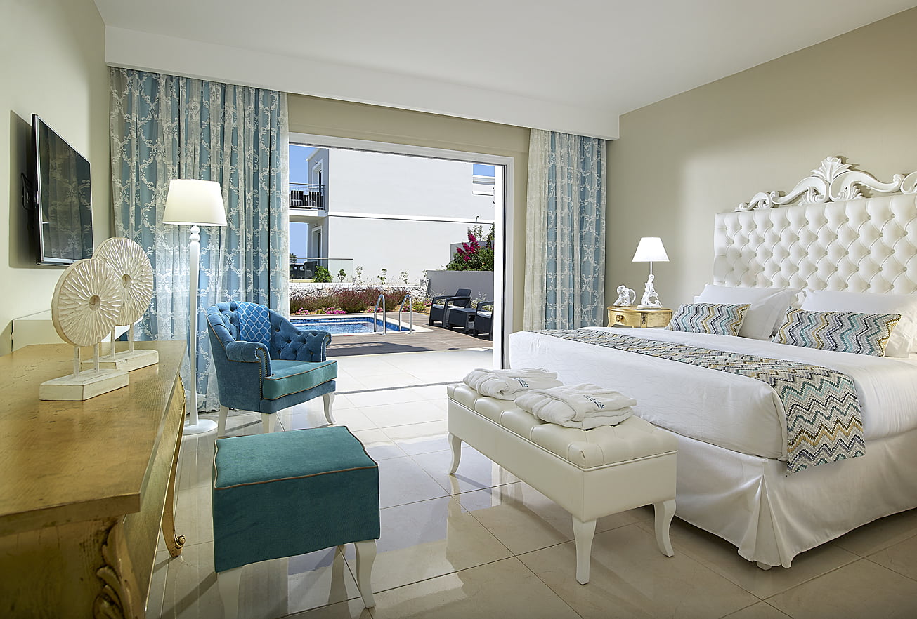Luxury-Grand-Resort-sypialnia w odcieniach białego i beżowego koloru z morskim akcentem