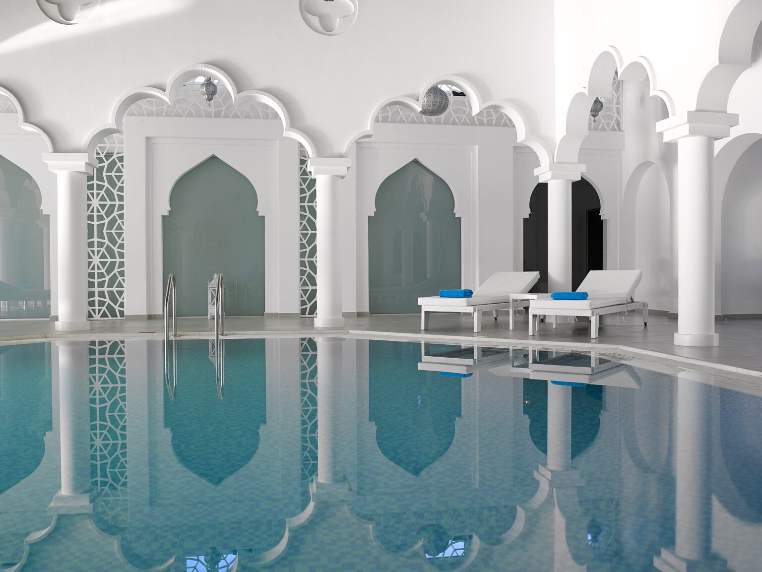 basen wewnątrz hotelu