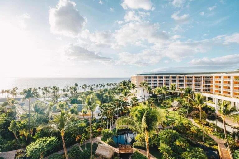 Вид здания спереди на Grand Wailea, A Waldorf Astoria Resort.