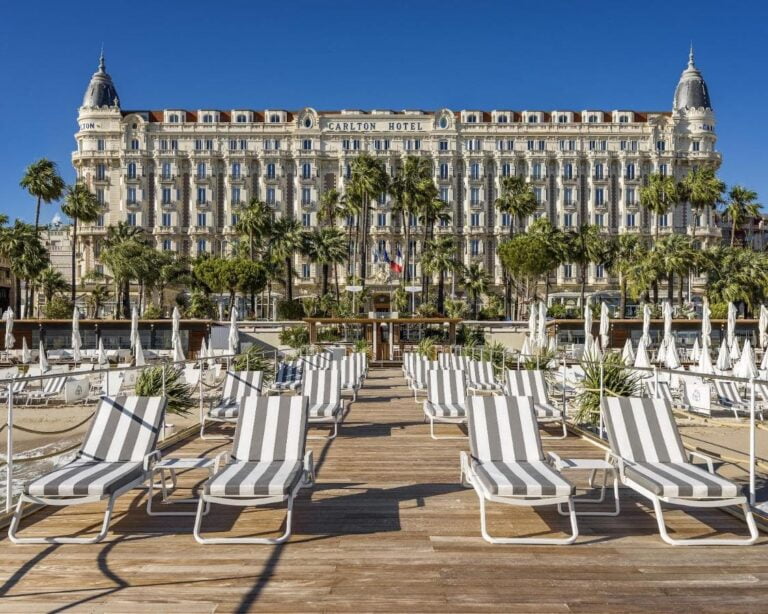 Hotel Carlton Cannes,Hotel przy promenadzie La Croisette,Wielopokojowe apartamenty w Cannes
