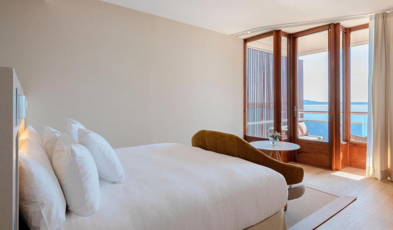 jasna sypialnia z brązowymi oknami