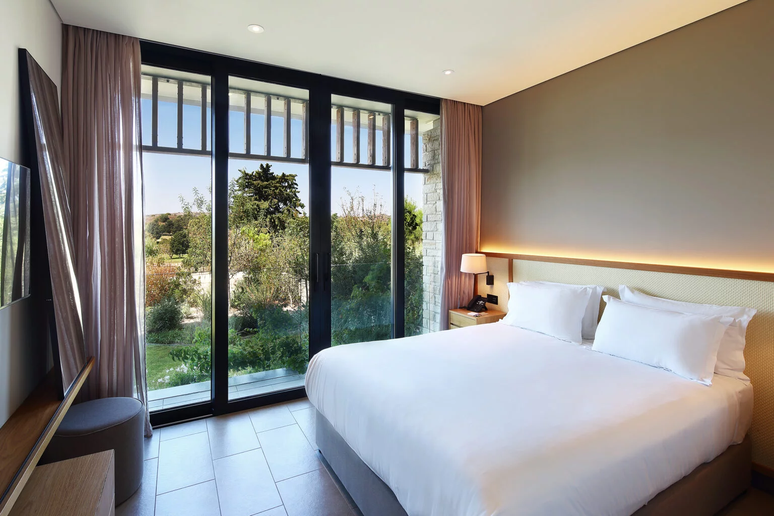 зразок спальні з коричневими віконницями і світлим інтер'єром Minthis Reort, Пафос, Кіпр