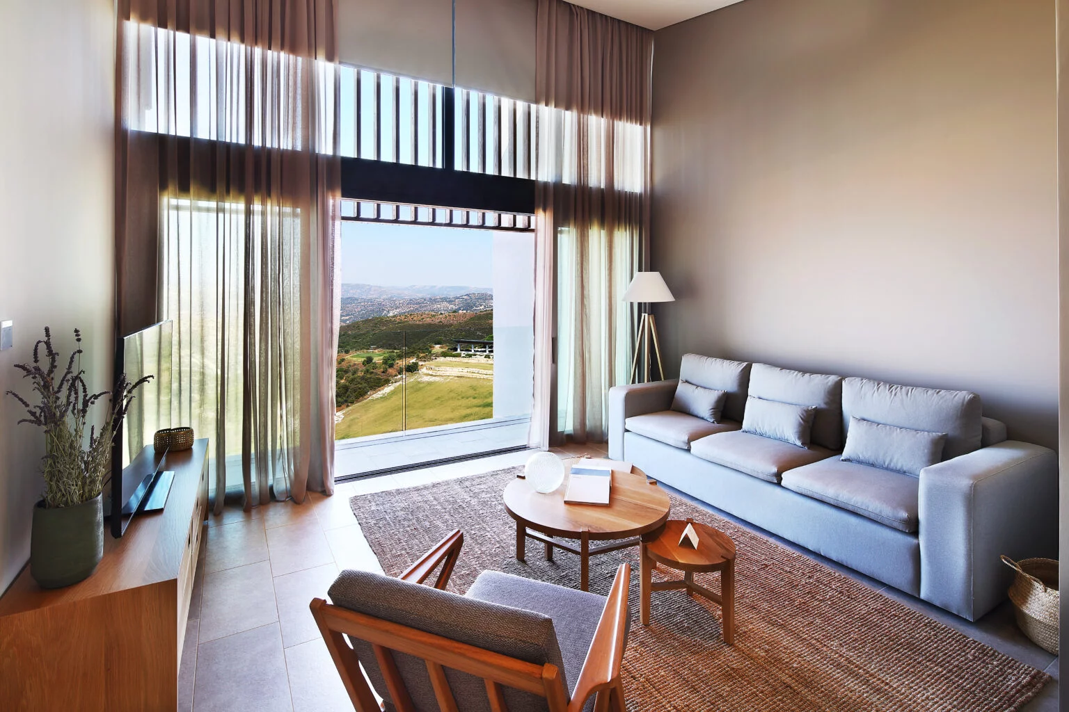 зразок вітальні з коричневими віконницями і світлим інтер'єром Minthis Reort, Пафос, Кіпр