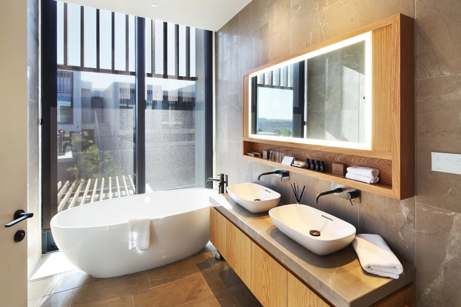 зразок ванної кімнати з коричневими віконницями і світлим інтер'єром Minthis Reort, Пафос, Кіпр