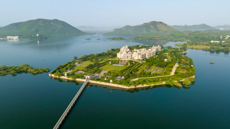 Raffles Udaipur,Wakacje w Indiach dla rodzin z dziećmi w hotelu,Ekskluzywny hotel w Indiach Raffles Udaipur Resort,Odkryj świątynię Hinglaj Mata