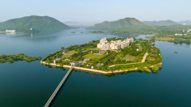 Raffles Udaipur,Wakacje w Indiach dla rodzin z dziećmi w hotelu,Ekskluzywny hotel w Indiach Raffles Udaipur Resort,Odkryj świątynię Hinglaj Mata