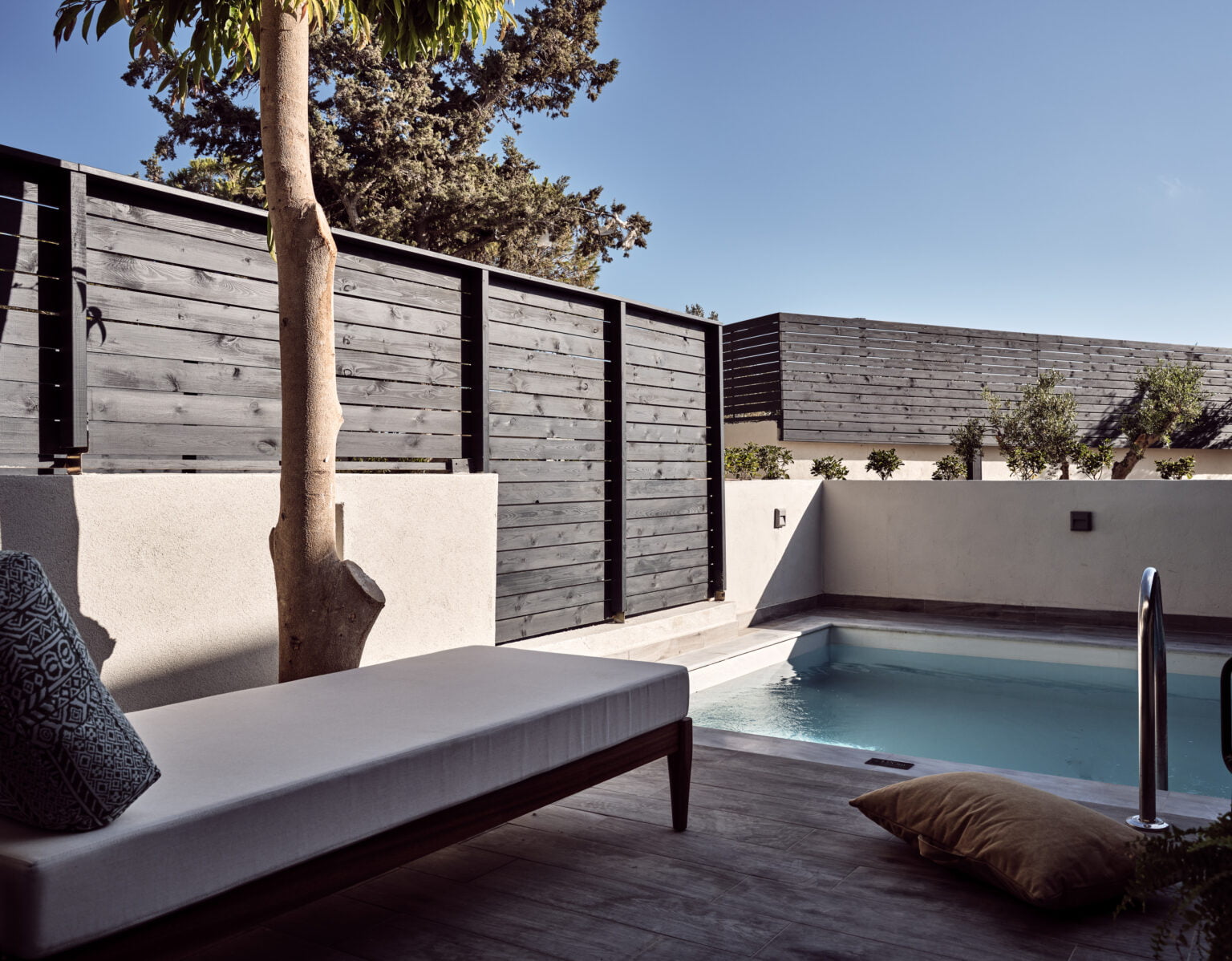 Numo Ierapetra Beach Resort Crete, Curio Collection by Hilton taras z prywatnym basenem