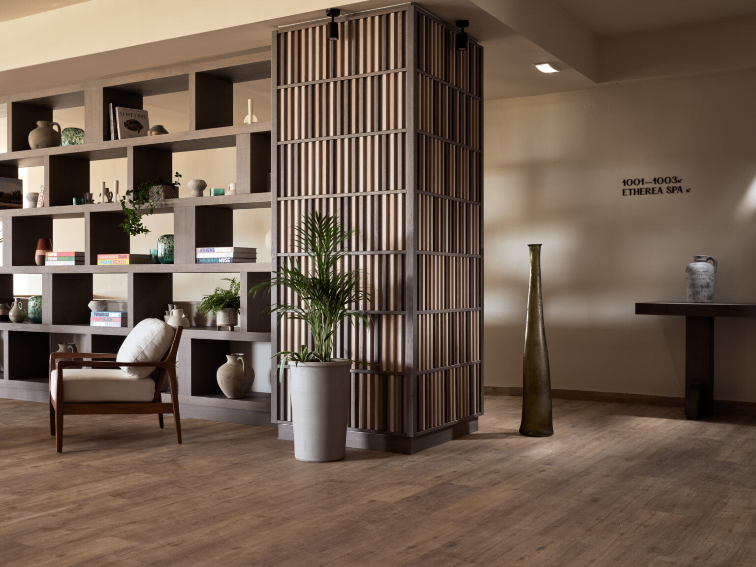 Numo Ierapetra Beach Resort Crete, Curio Collection by Hilton hotelowa strefa wypoczynku z książkami