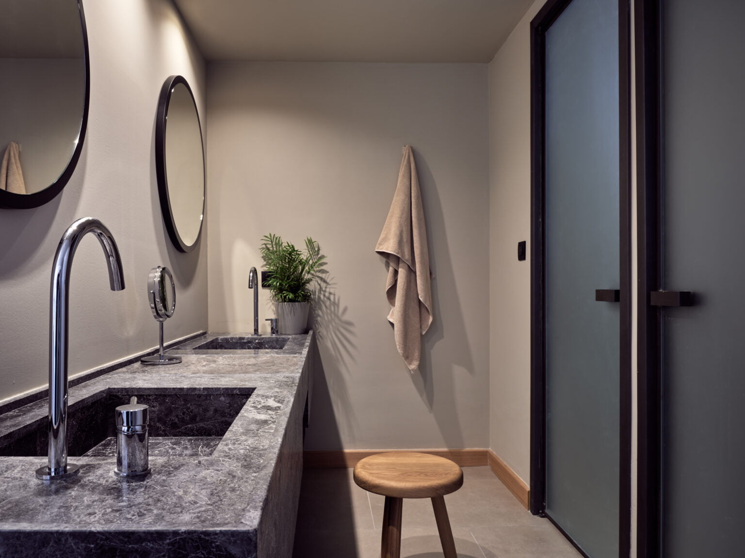 The Royal Senses Resort & Spa Crete, Curio Collection by Hilton łazienka w nowoczesnym tylu