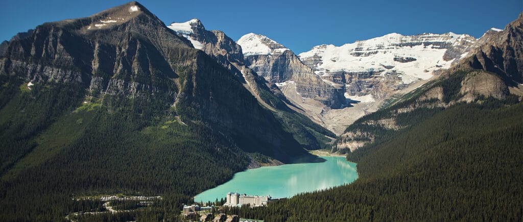Fairmont Chateau Lake Louise,Pokoje z widokiem na Kanadyjskie góry,Prywatne wycieczki do Kanady z CARTER,Aktywny wypoczynek w Parku Narodowym Banff
