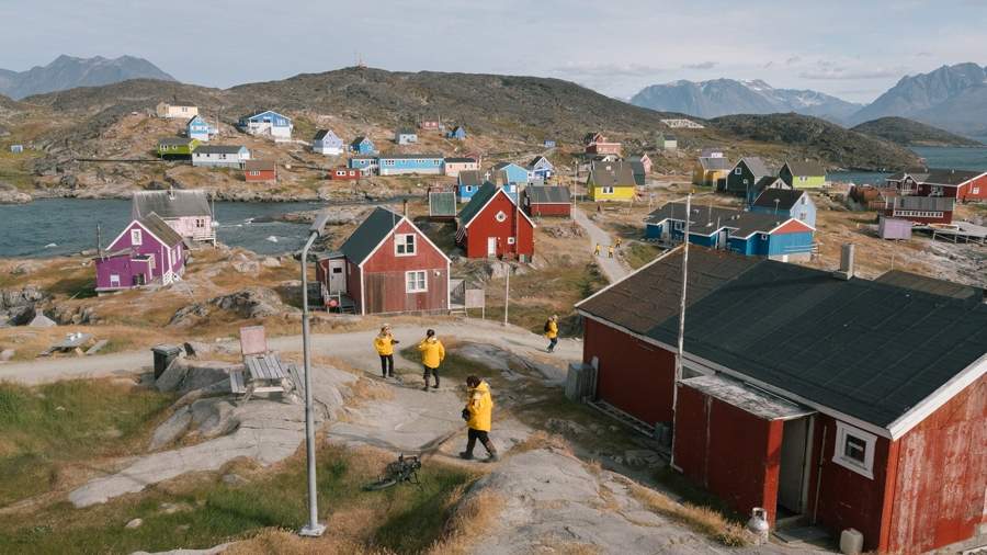 QuarkExpeditions_Credit-SamEdmonds---Guests-explore-Itilleq-3