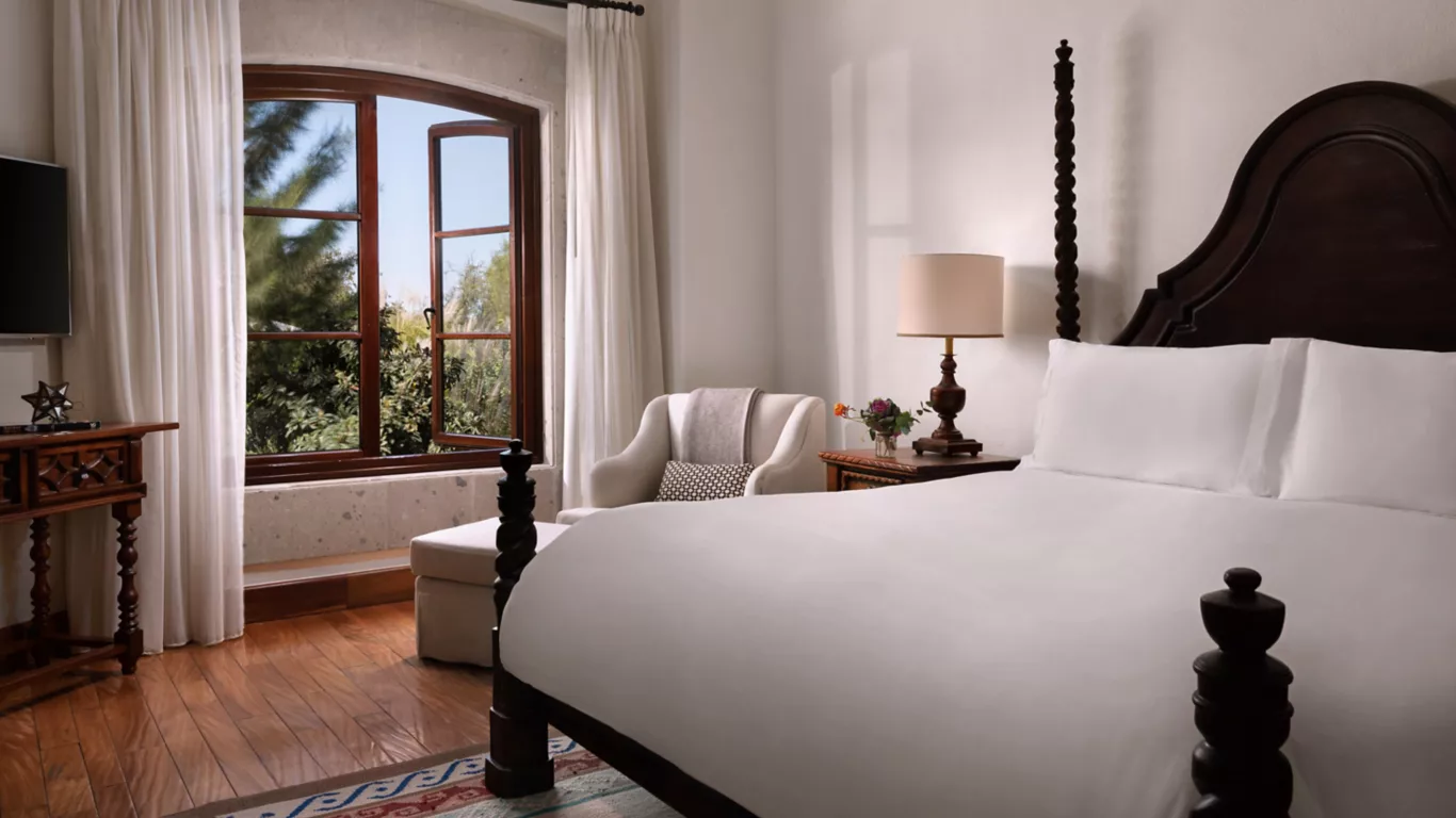 Colonial Suite King_WIDE-MEDIUM-4-3