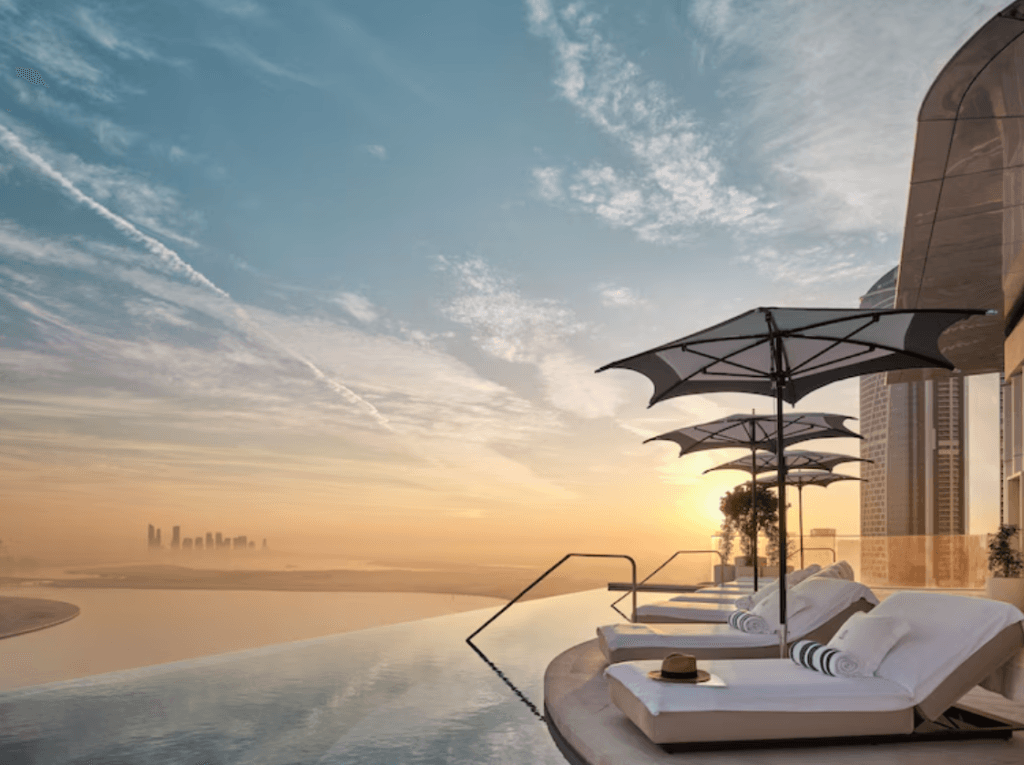 Odpocznij podczas wycieczki do Dubaju w wyjątkowym miejscu jakim jest The Lana - Dorchester Collection,Zarezerwuj pobyt w Dubaju z biurem podróży CARTER,Dior SPA,infinity pool w połączeniu z niezwykłą architekturą gwarantują udany wypoczynek,The Lana - Dorchester Collection