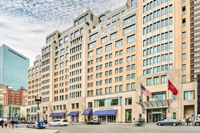 Zapewnij sobie wyjątkowy pobyt w USA,wybierając odpoczynek w dzielnicy Back Bay,Skosztuj lokalnej kuchni Bostonu,dzięki wyjątkowej ofercie restauracyjnej,Zwiedzaj Boston z przewodnikiem i skorzystaj z wyjątkowych warsztatów