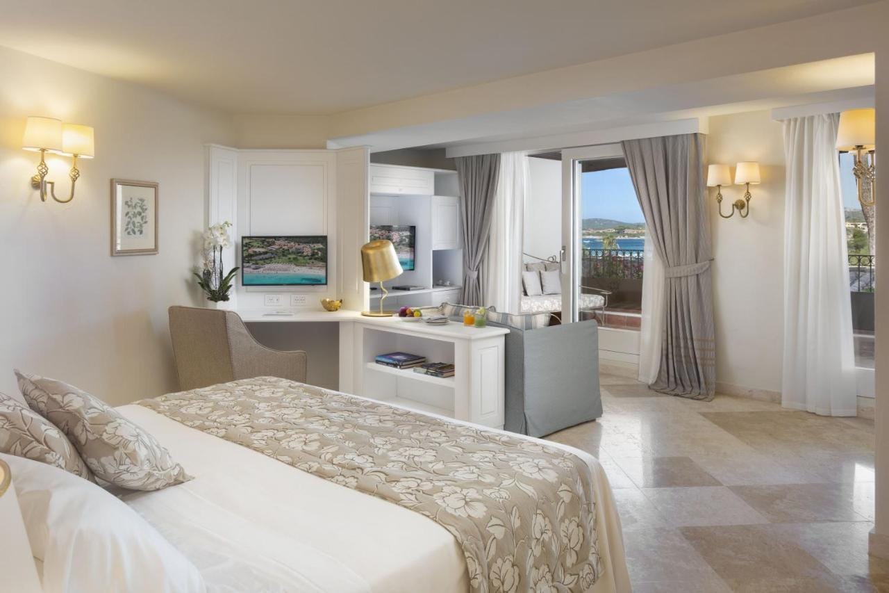 Przykładowy pokój - Hotel Abi d'Oru, Porto Rotondo: kolory biało beżowe, z widokiem na ocean i przyrodę.