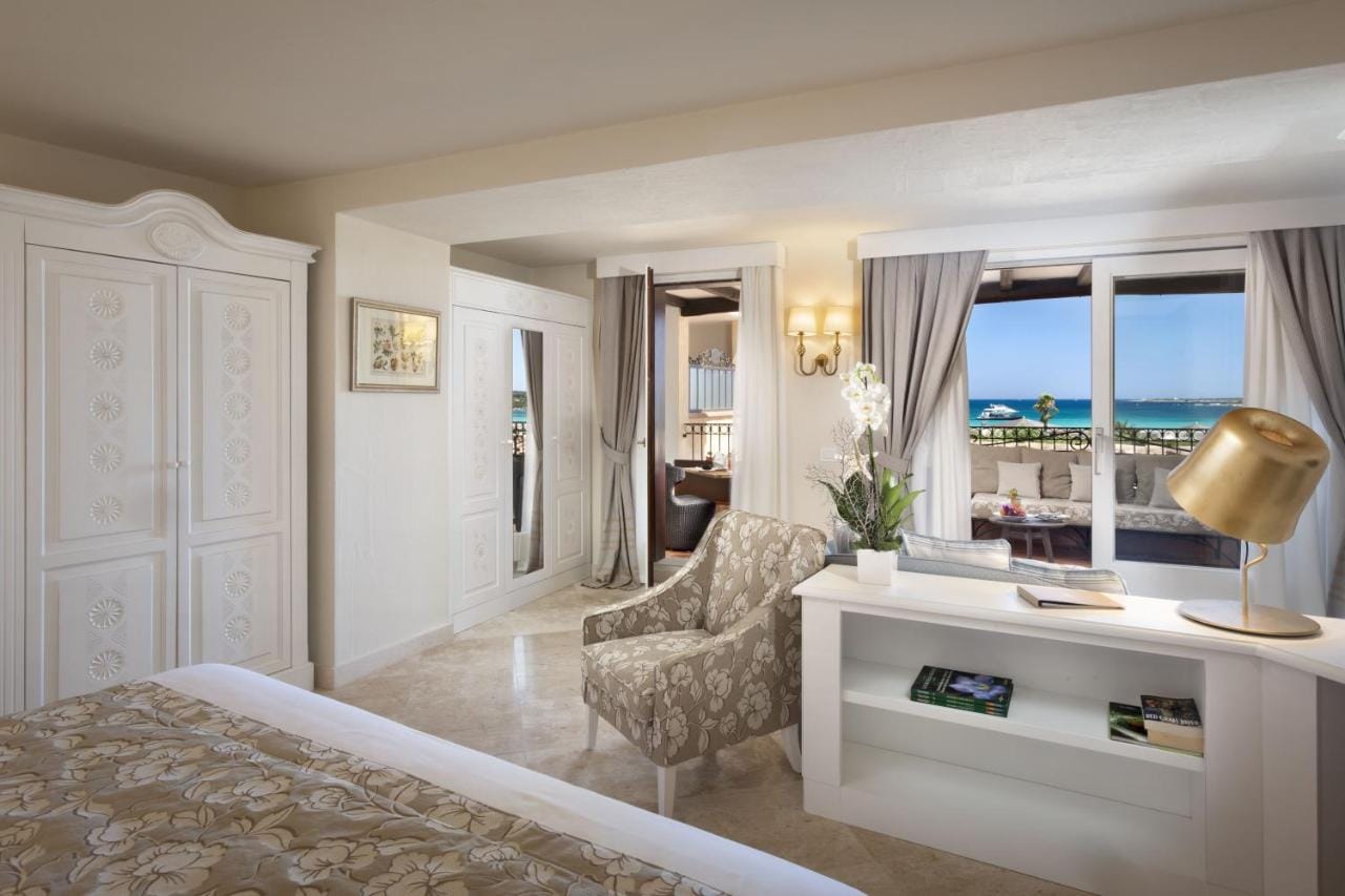 Przykładowy pokój - Hotel Abi d'Oru, Porto Rotondo: kolory biało beżowe, z widokiem na ocean i przyrodę.