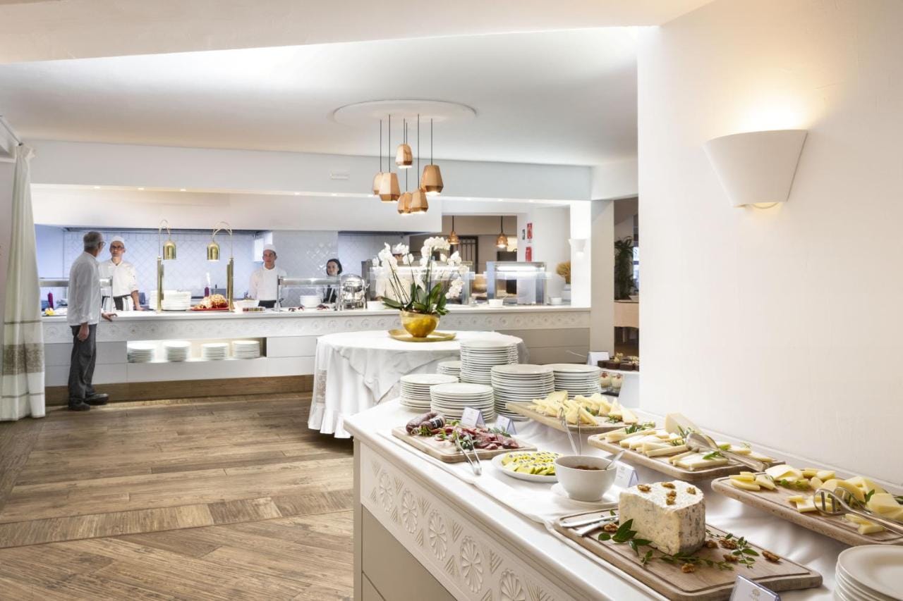 Przestrzeń jadalniana w hotelu Hotel Abi d'Oru, Porto Rotondo