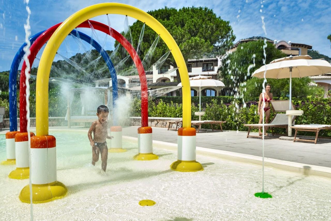 Hotel Abi d'Oru, Porto Rotondo strefa dla dzieci z basenami i atrakcjami na zewnątrz