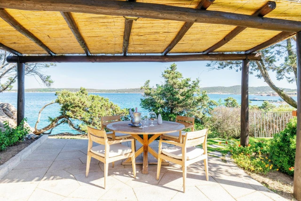 Zdjęcie przedstawia taras widokowy restauracji Hotel Pitrizza z lotu ptaka