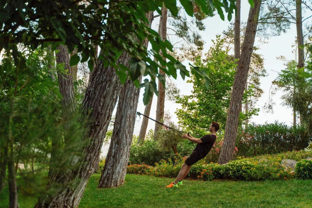 Ćwiczący mężczyzna, korzystający z ogrodów Ikos Odisia