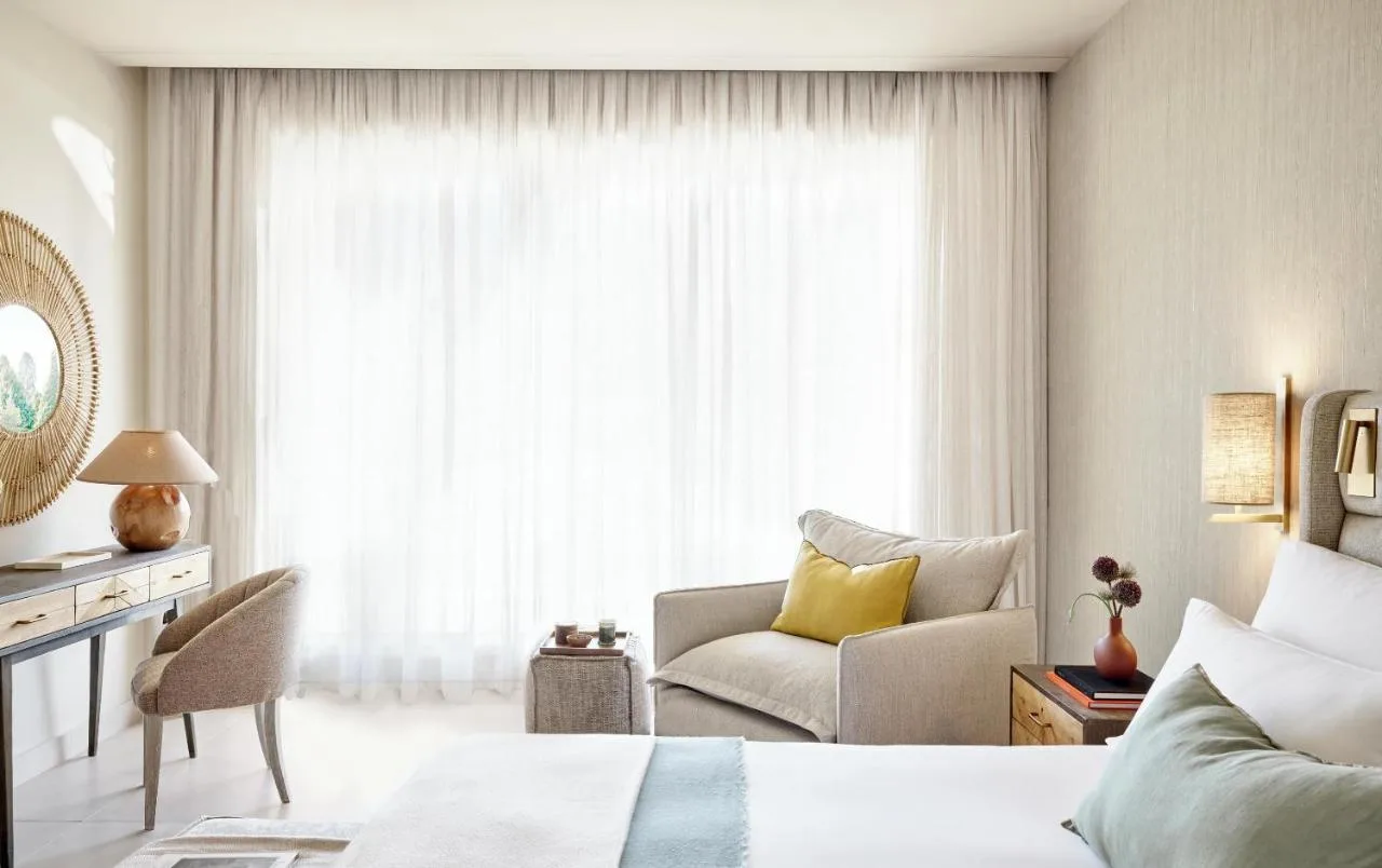 Przykładowa sypialnia w jasnym, beżowym odcieniu w Ikos Odisia