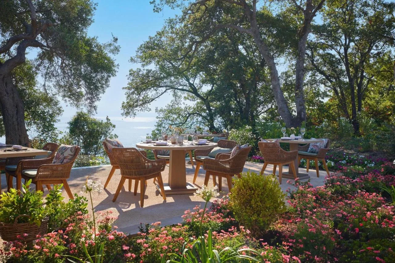 Tarasy i ogródki restauracyjne w Ikos Odisia