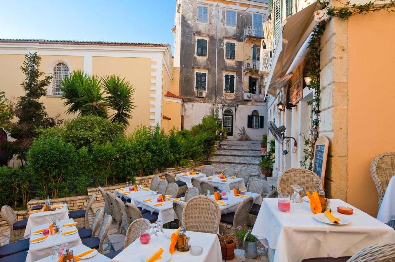 restauracja Ikos Odisia przy schodach zabytkowych na Korfu
